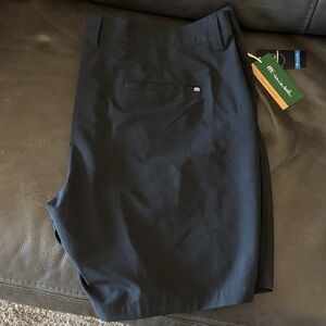 Travis Mathew Bermuda Black Shorts Sz 42 NWT